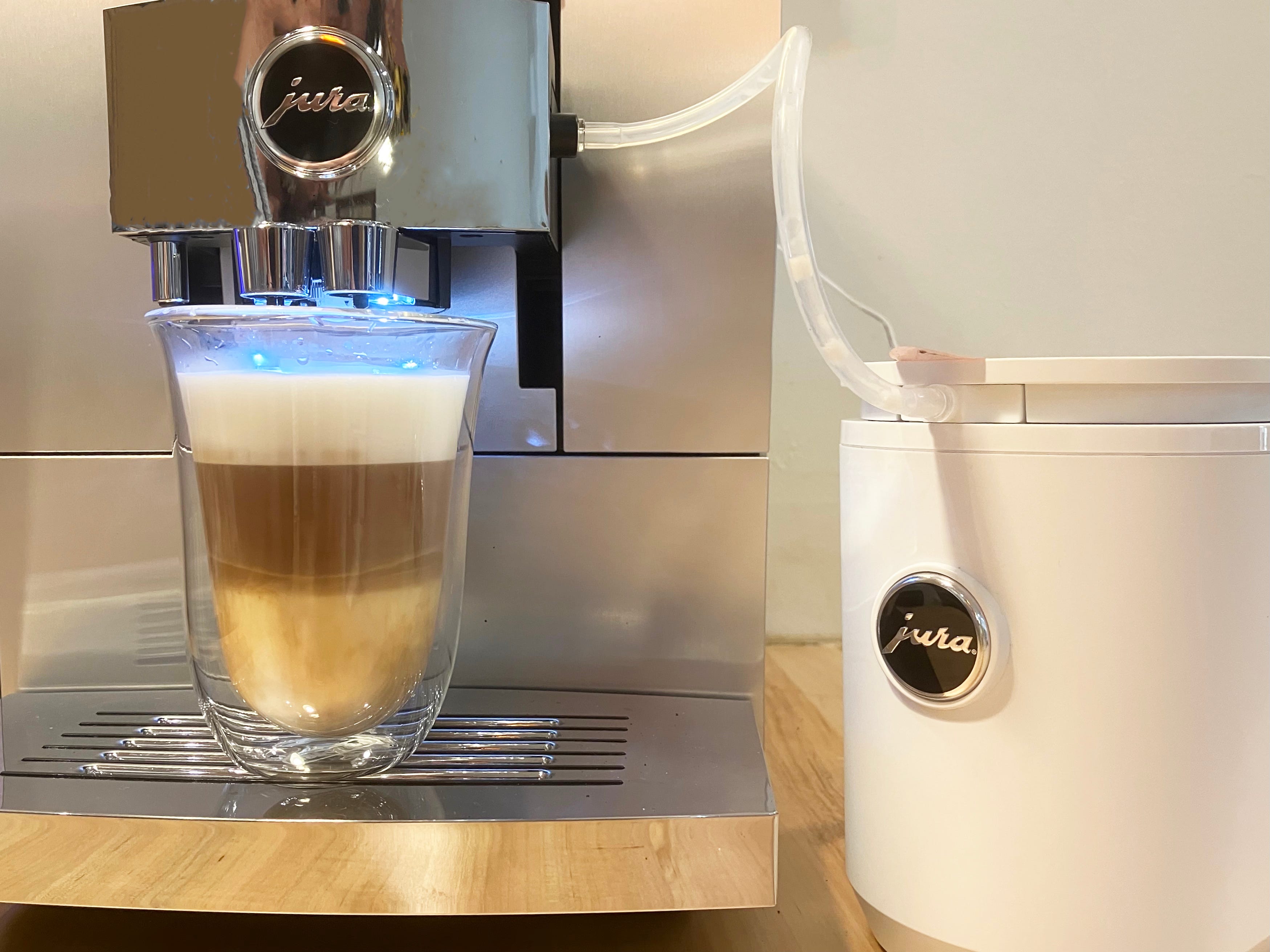 Ein Latte in einer durchsichtigen Tasse, hergestellt mit Juras Z10 und Cool Control.