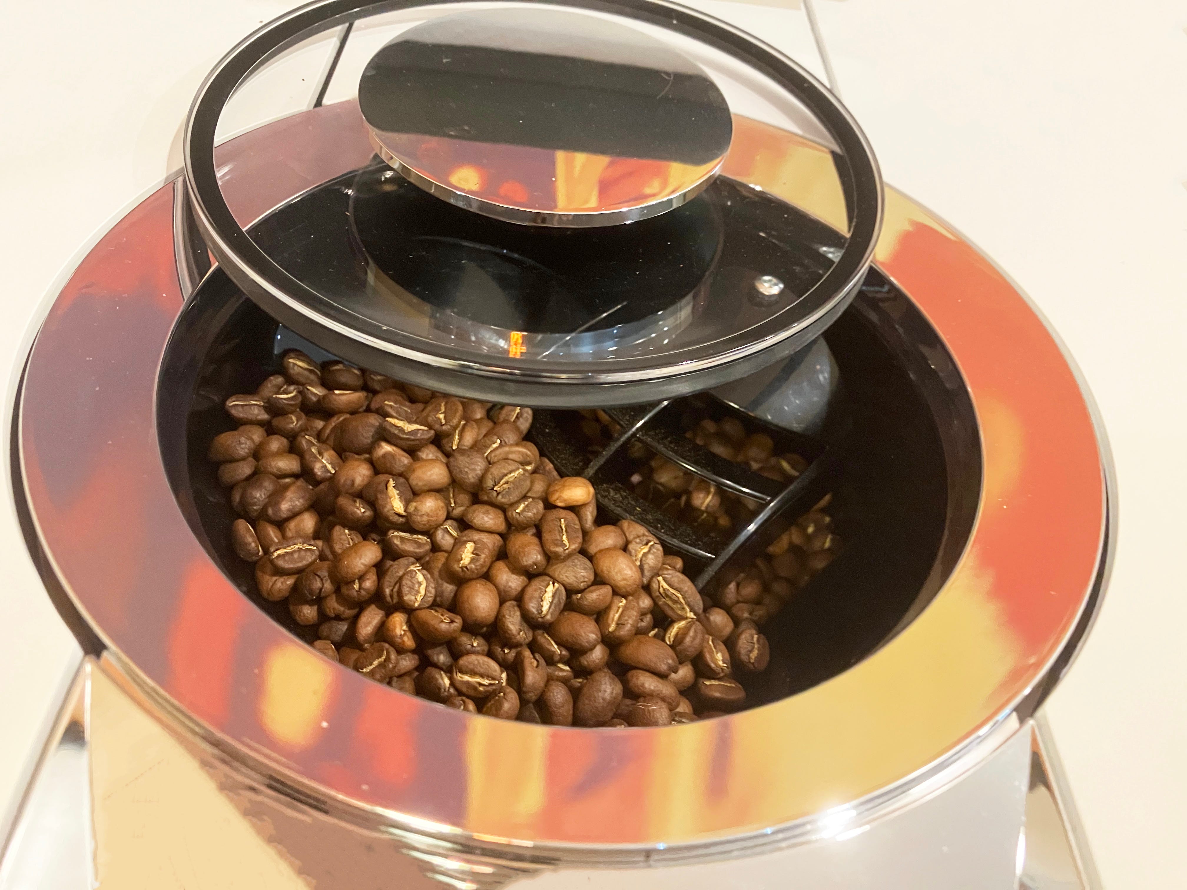 Kaffeebohnen im Trichter der automatischen Espressomaschine Z10 von Jura.