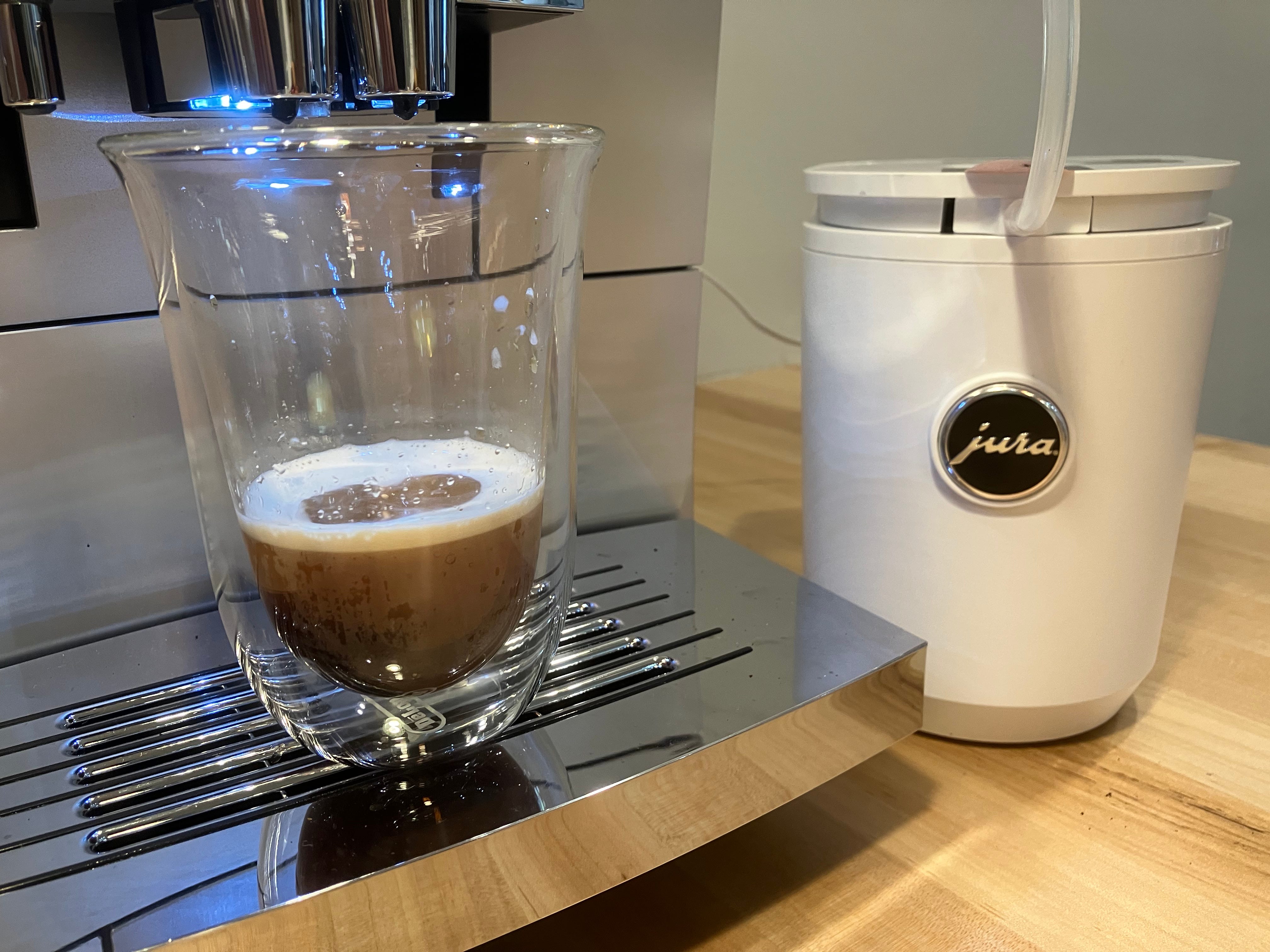 Kaltgebrühter Espresso in einer durchsichtigen Tasse aus der automatischen Espressomaschine Z10 von Jura.