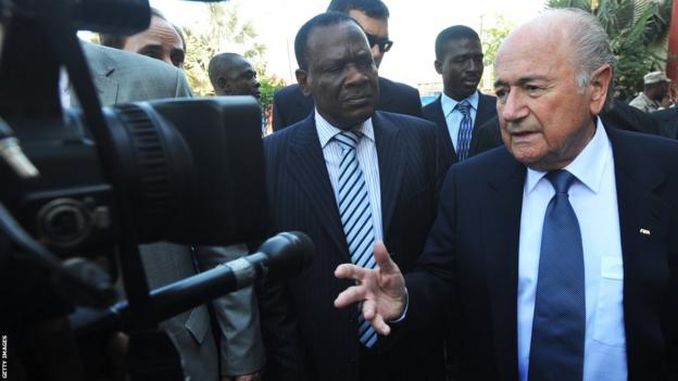 Yves Jean-Bart (links) begrüßt den ehemaligen FIFA-Präsidenten Sepp Blatter (rechts) 2013 in Haiti