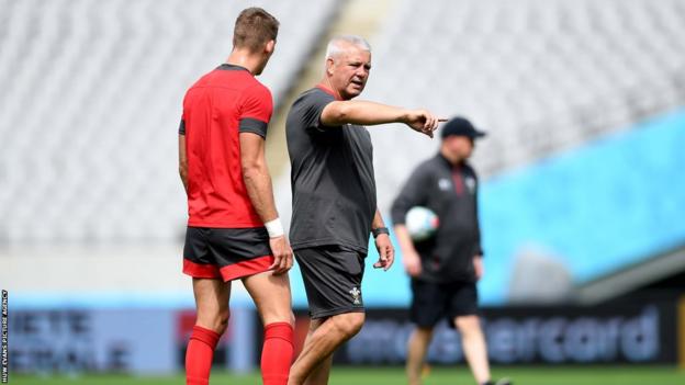Warren Gatland, abgebildet mit Liam Williams im Jahr 2019, bereitet sich darauf vor, Wales zu einer vierten Weltmeisterschaft zu führen