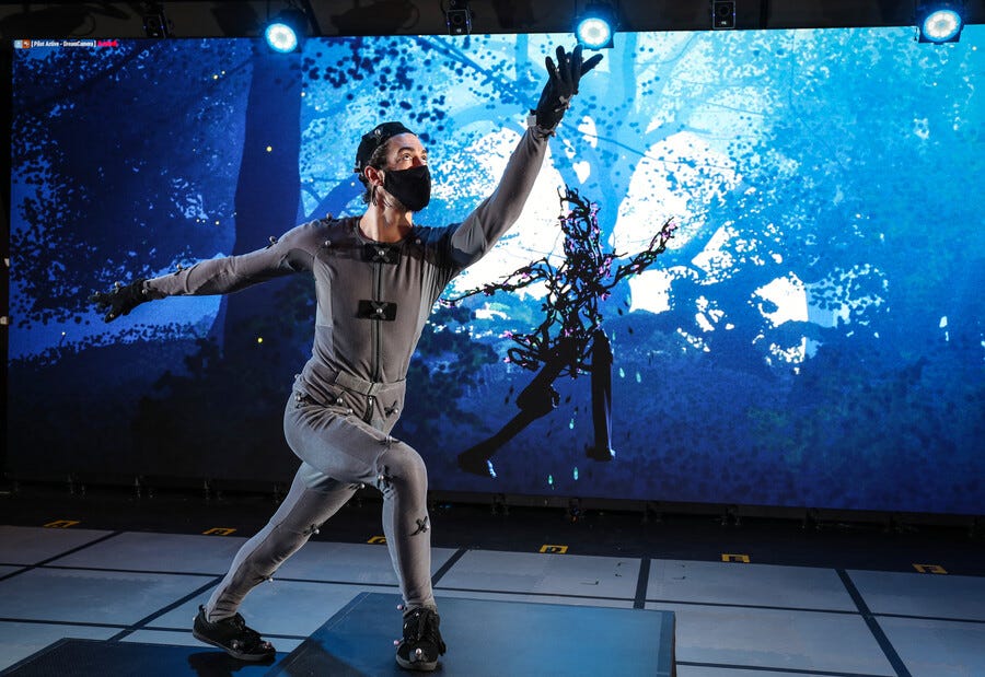 Ein Schauspieler im Motion-Capture-Anzug tritt vor blauem Hintergrund auf