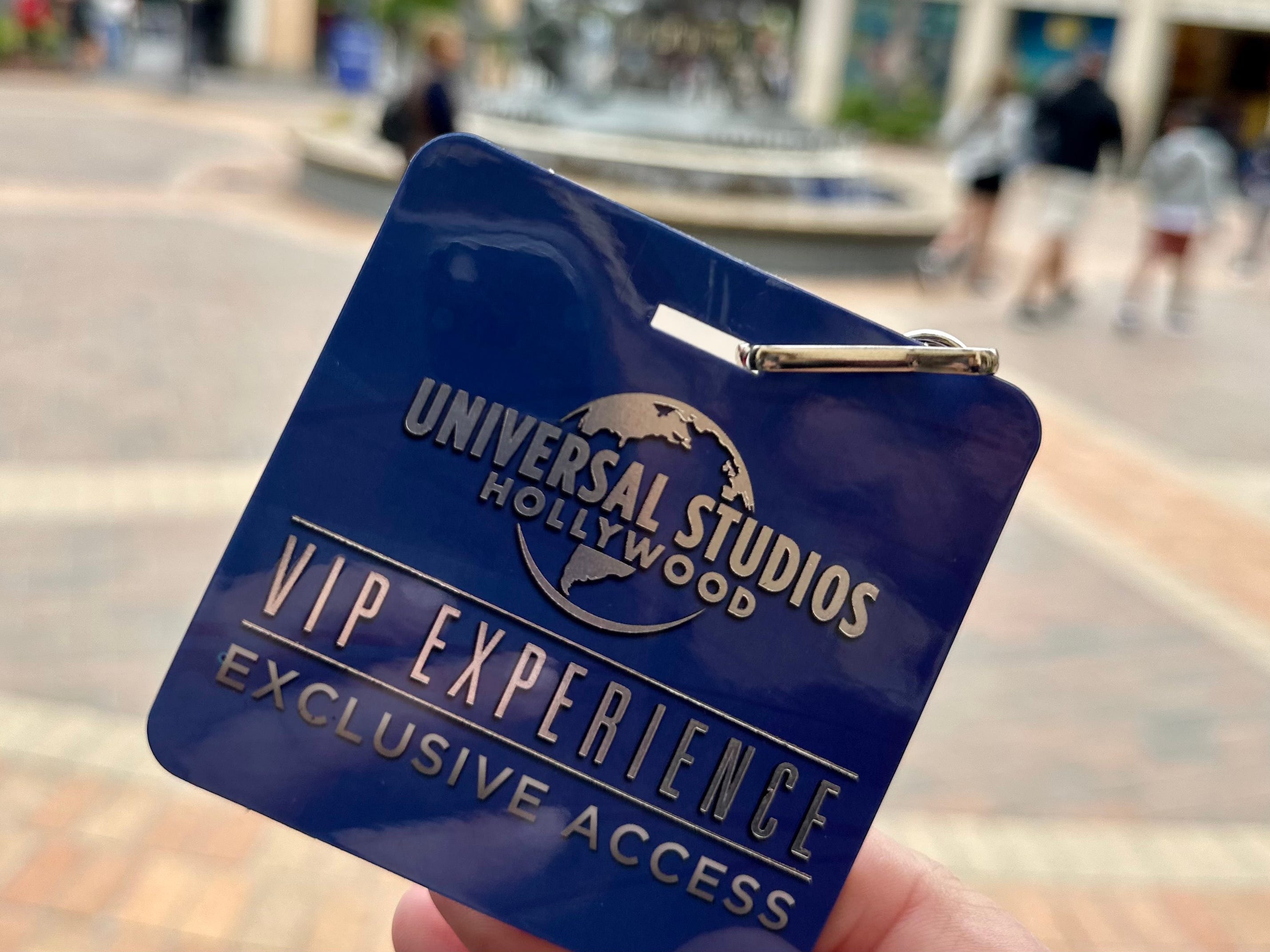 VIP-Erlebnispass für Universal Studio auf glänzendem blauem Material