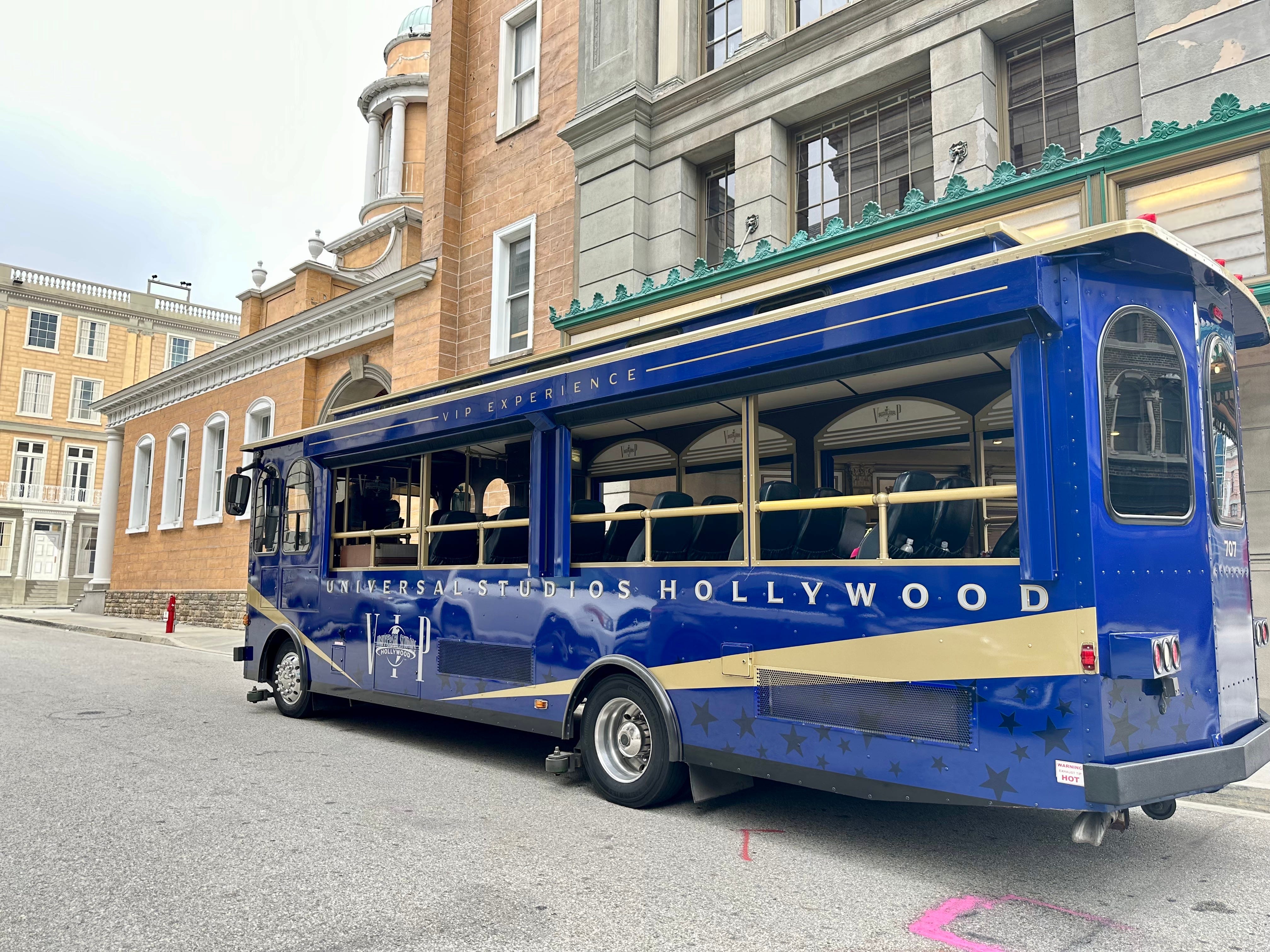 Blauer Doppeldeckerbus auf dem Gelände der Universal Studios
