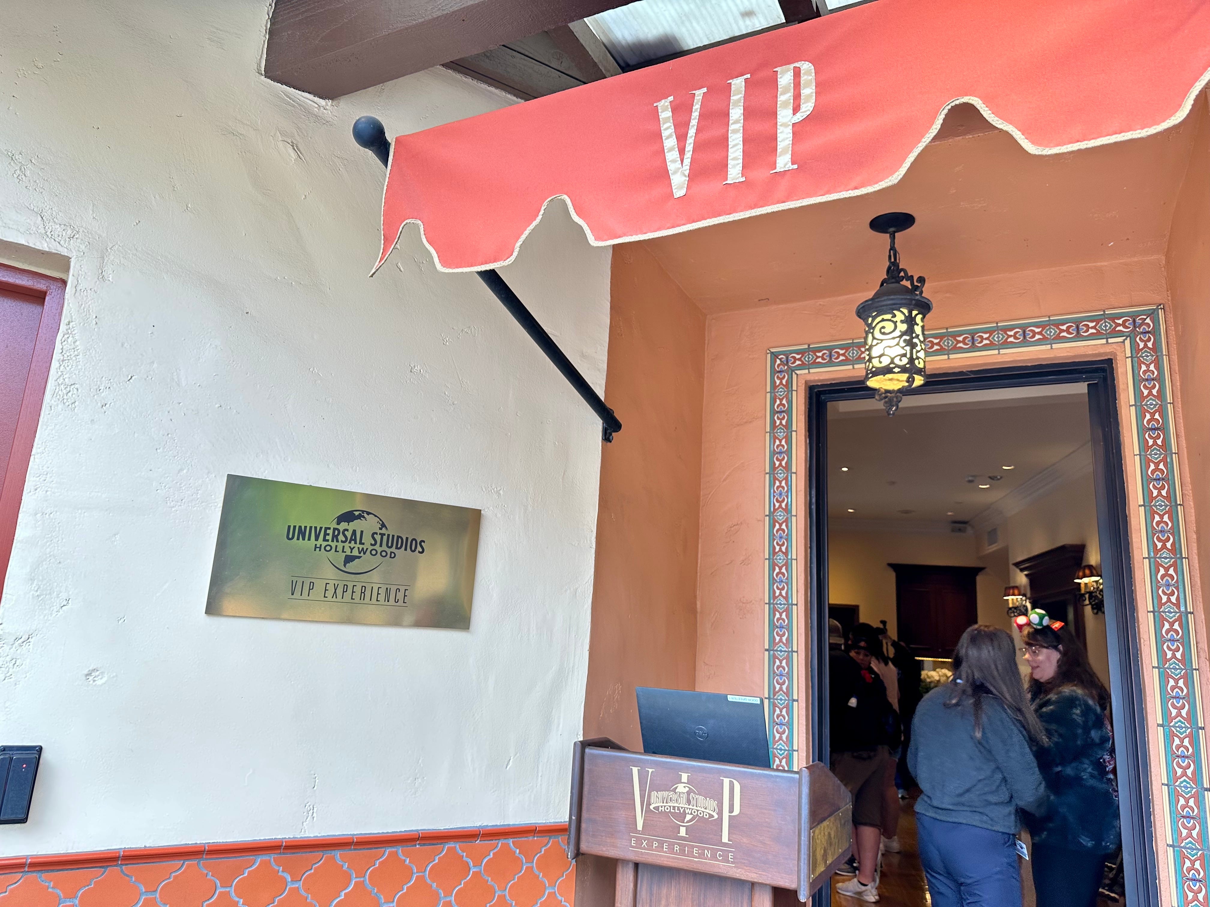 VIP-Lounge-Eingang mit roter Markise über dem Eingang