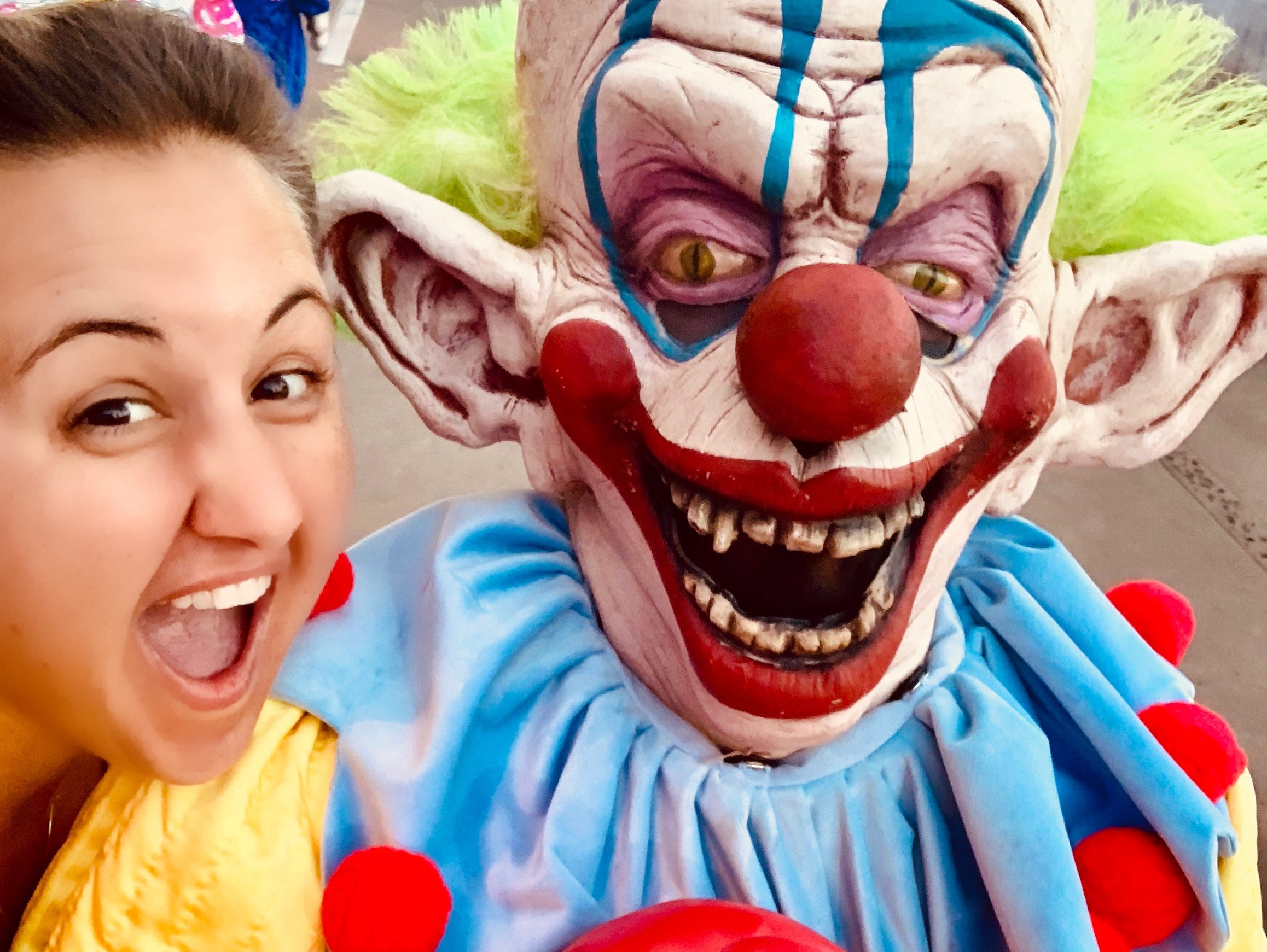 Carly Caramanna neben einem gruseligen Clown bei den Halloween-Horrornächten von Universal
