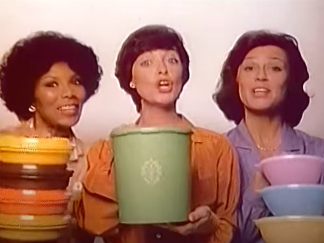 In einer Fernsehwerbung für die Marke erscheinen 1980 drei Frauen mit Tupperware-Behältern.