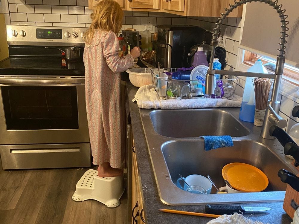 Eines von Lisas Kindern bereitet morgens in der Küche das Frühstück zu