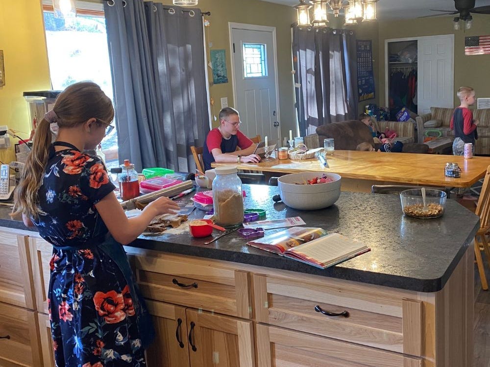 Lisas Kinder stehen in der Küche und im Esszimmer ihres Hauses