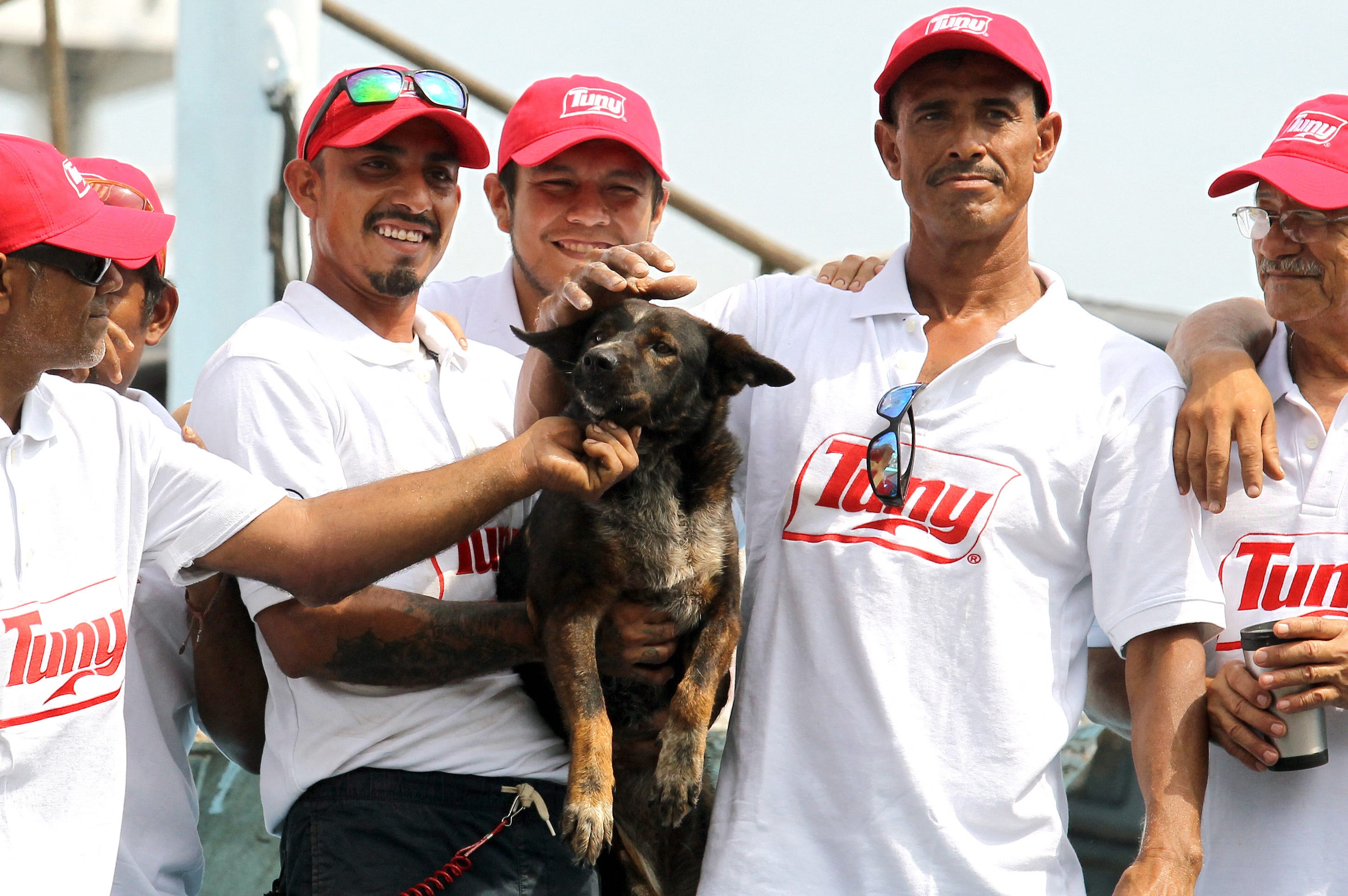 Tim Shaddocks Hund Bella und Mitglieder des Thunfischfängers folgen ihrer Rettung.
