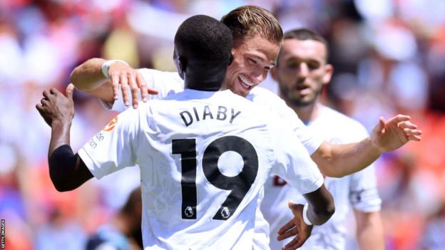 Matty Cash von Aston Villa feiert mit seinem Teamkollegen Moussa Diaby