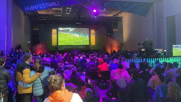 Fans bei einem Indoor-Fan-Festival in Wellington, Neuseeland, verfolgen die Co-Gastgeber gegen die Schweiz bei der Frauen-Weltmeisterschaft