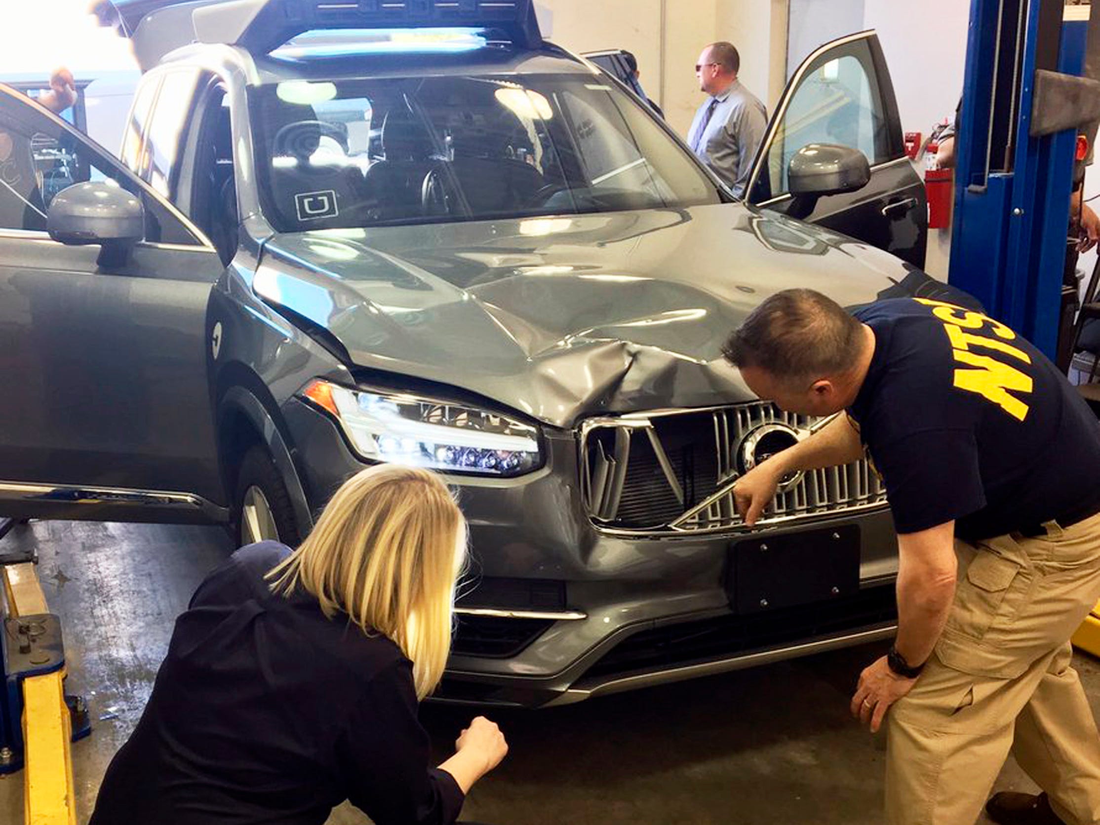 Ermittler untersuchen einen fahrerlosen Uber-SUV, der in Tempe, Arizona, eine Frau tödlich getroffen hat.