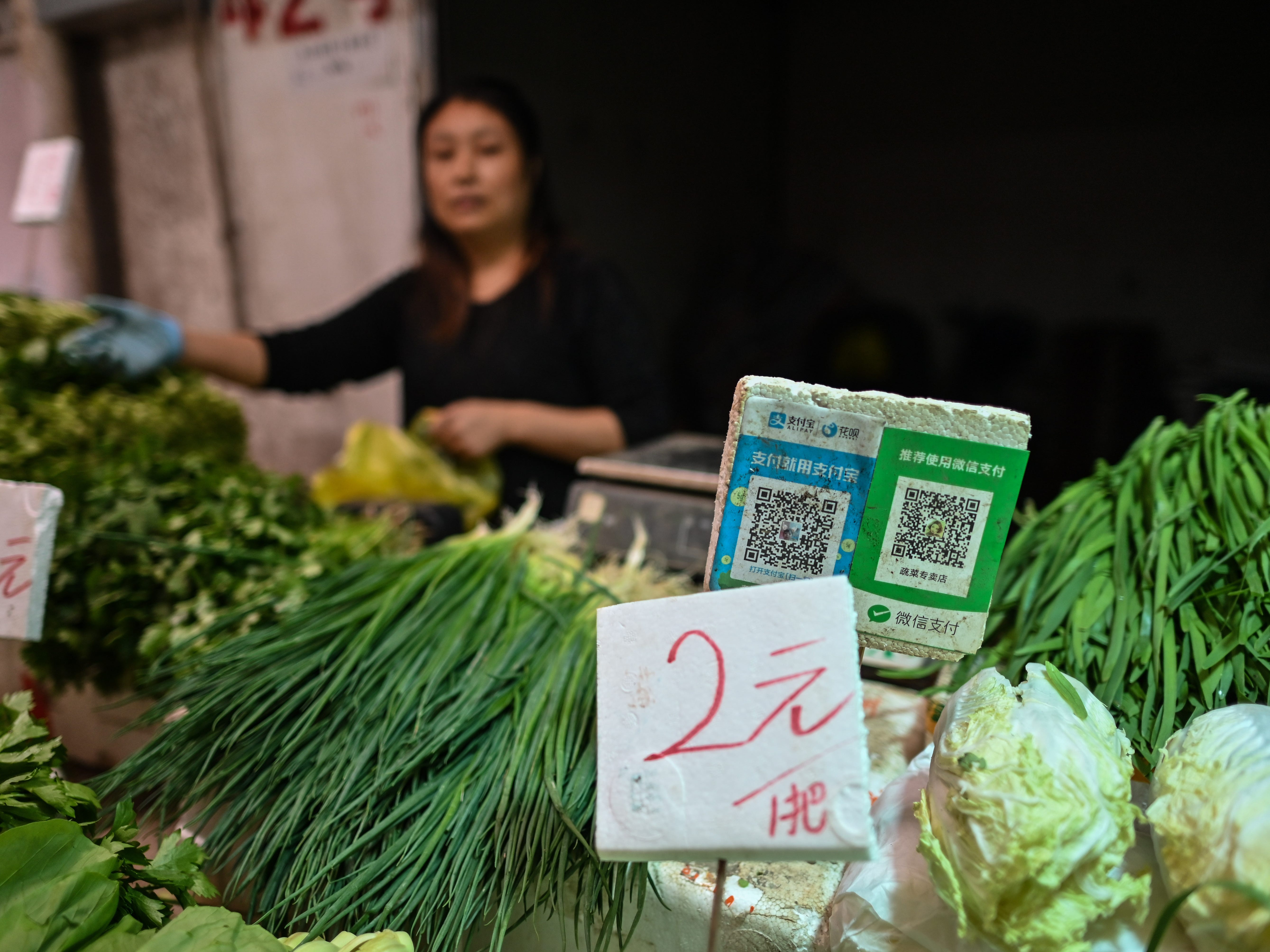Wechat (R) QR-Zahlungscodes werden am 27. Oktober 2020 auf einem Markt in Shanghai ausgestellt.