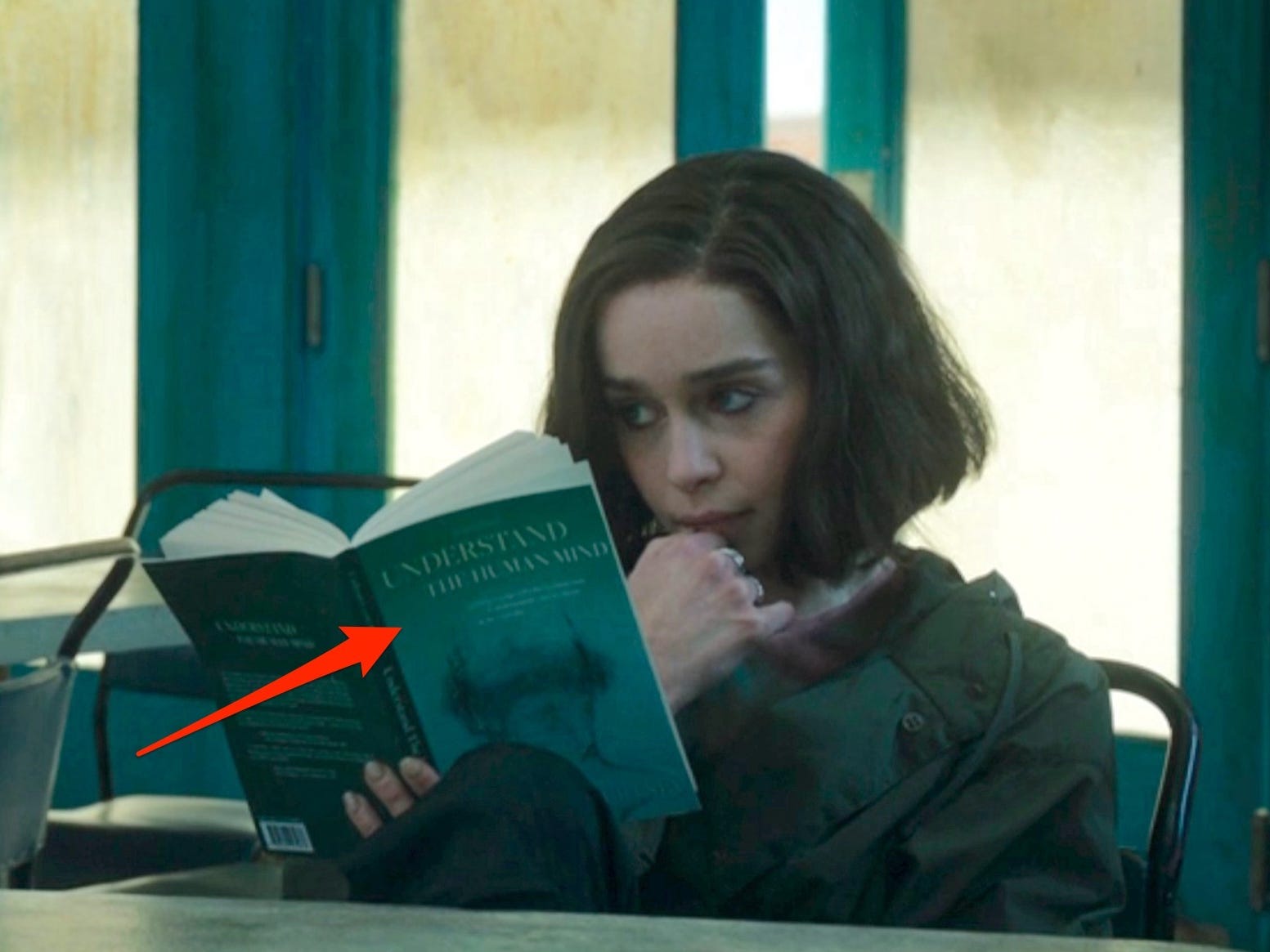Ein roter Pfeil zeigt auf ein Buch, das G'iah in der ersten Staffel, Folge eins von „Secret Invasion“, liest.