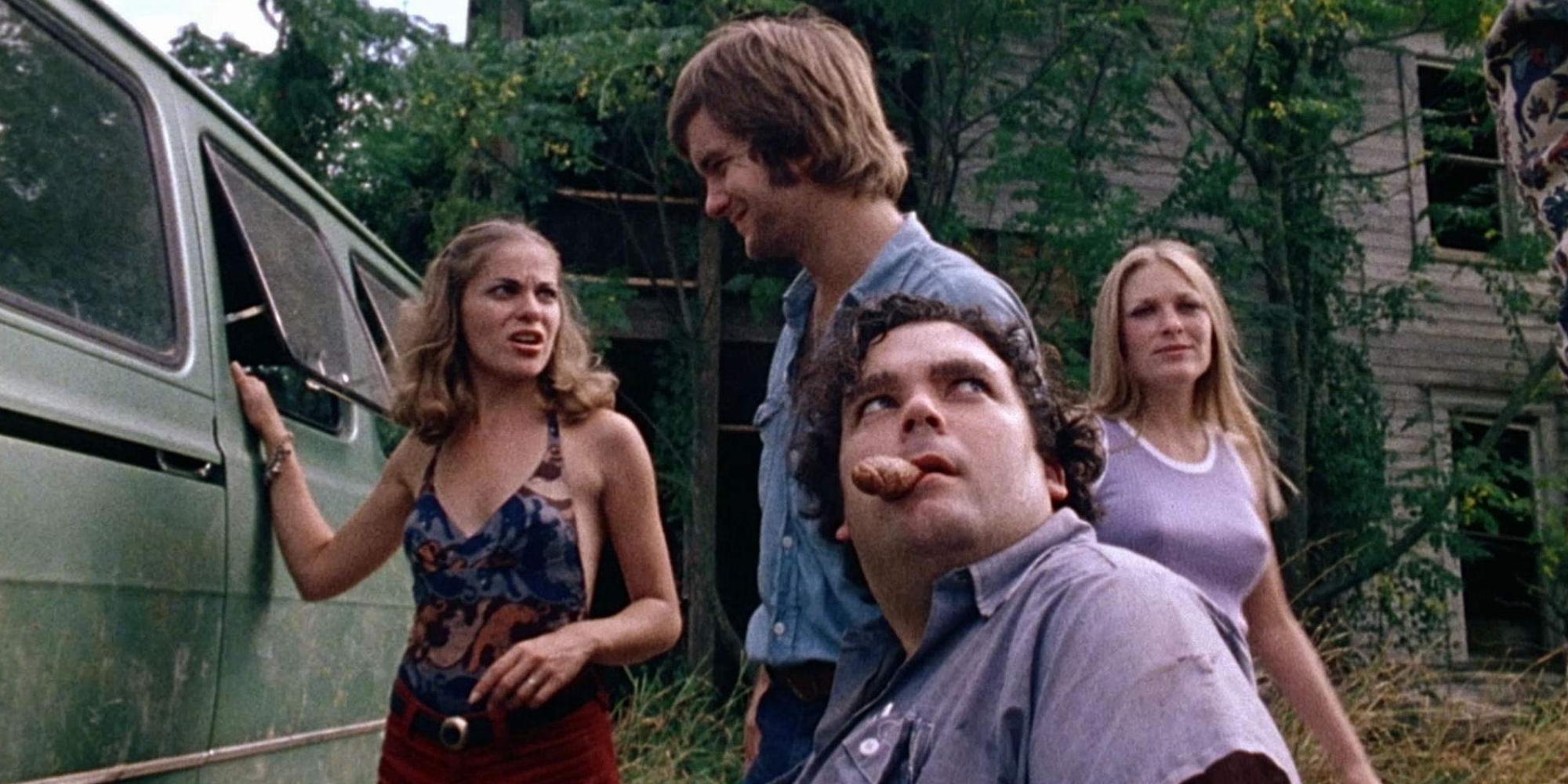 Eine Gruppe von Menschen steht in „The Texas Chainsaw Massacre“ (1974) in der Nähe eines Fahrzeugs und sieht verängstigt aus.