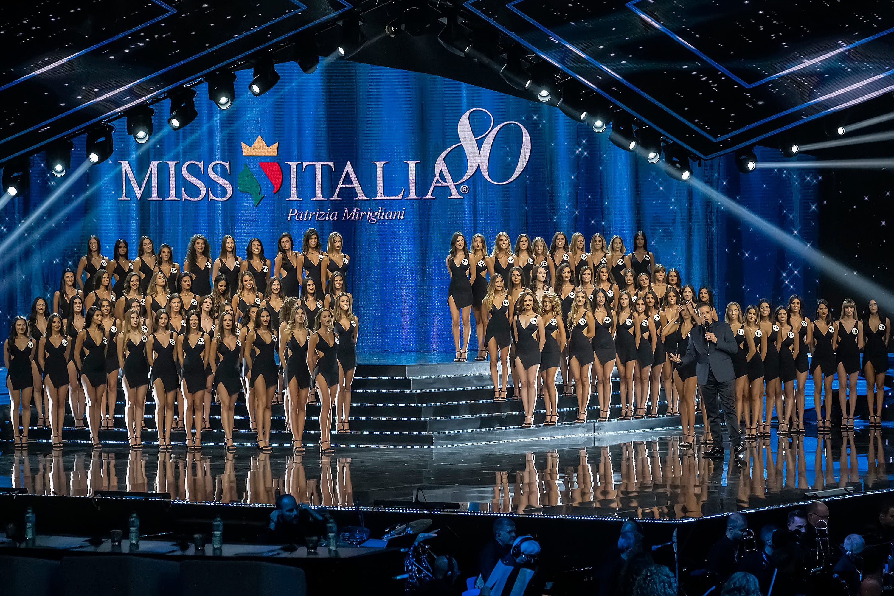 Die Teilnehmerinnen des Miss Italia 2019-Wettbewerbs stehen in Reihen auf einer Bühne.