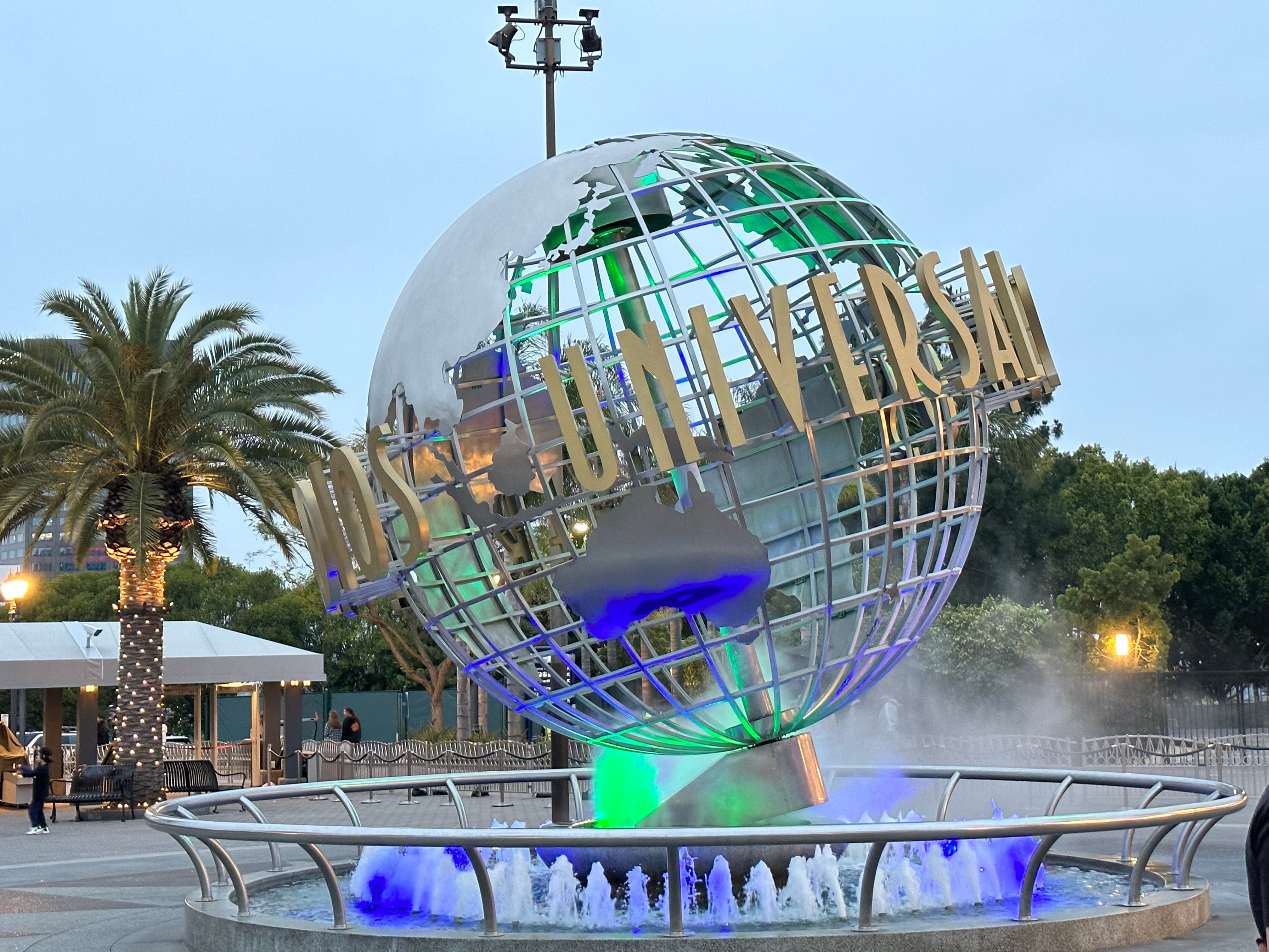 Der Globus der Universal Studios leuchtete blau und grün