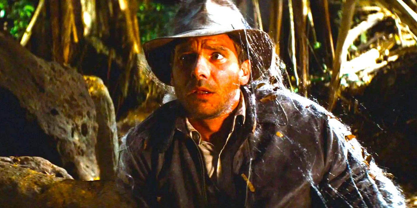 Harrison Ford als Indiana Jones in Jäger des verlorenen Schatzes im mit Spinnweben bedeckten Dschungel, nachdem er gerade aus einem Grab entkommen war