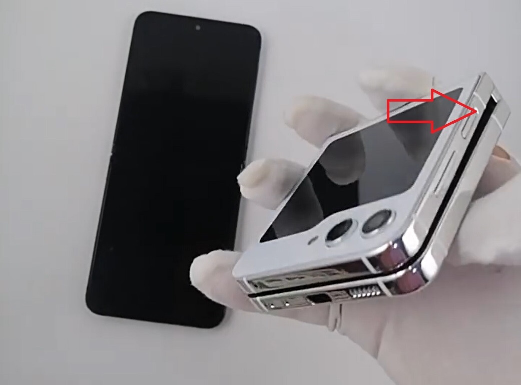 Screenshot aus SlashLeaks Video zeigt Lücke, wenn die Dummy-Einheit des Galaxy Z Flip 5 geschlossen ist – Uh oh!  Dummy-Einheiten des Galaxy Z Flip 5 zeigen, dass der Abstand trotz neuem Scharnier bestehen bleibt
