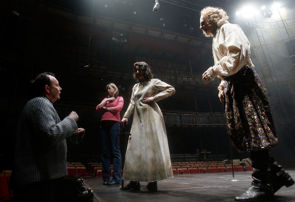 Schauspieler der Royal Shakespeare Company übernehmen auf der Bühne die Regie
