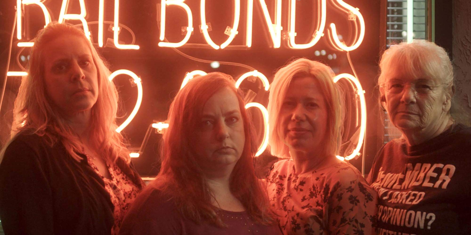 Vier Frauen in einer Werbeaufnahme für die Dokumentation „Love Fraud“.