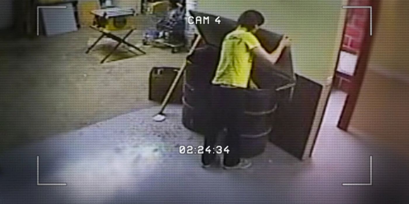 Überwachungskameraaufnahmen in „Don't F**k with Cats“ von einem Mann, der etwas in eine Mülltonne wirft.