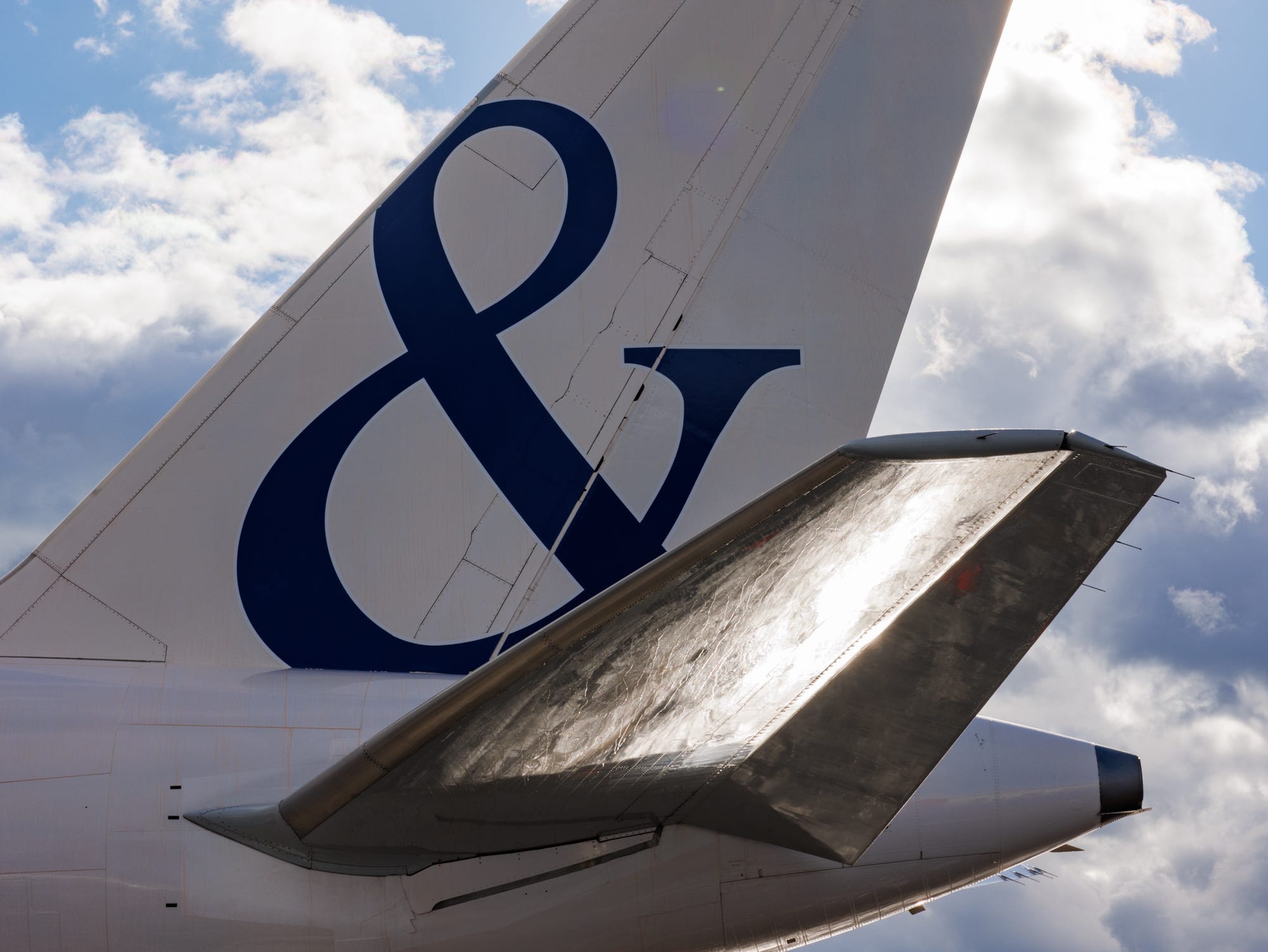 Das Heck der Boeing 757 von A&K mit einem blauen Und-Zeichen darauf.