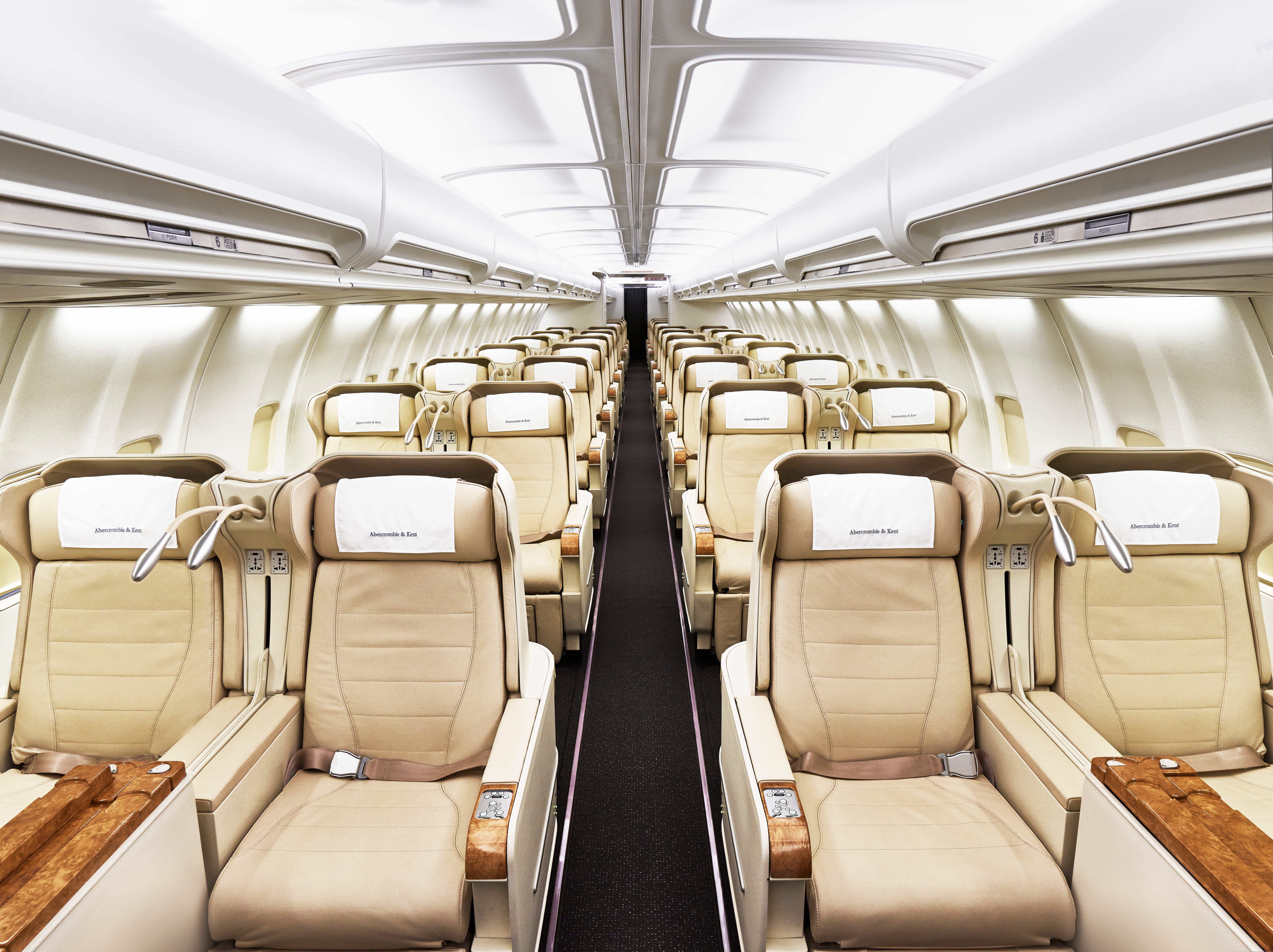 Ein Blick auf die gesamte 757-Kabine mit cremefarbenen Sitzen im 2x2-Layout.