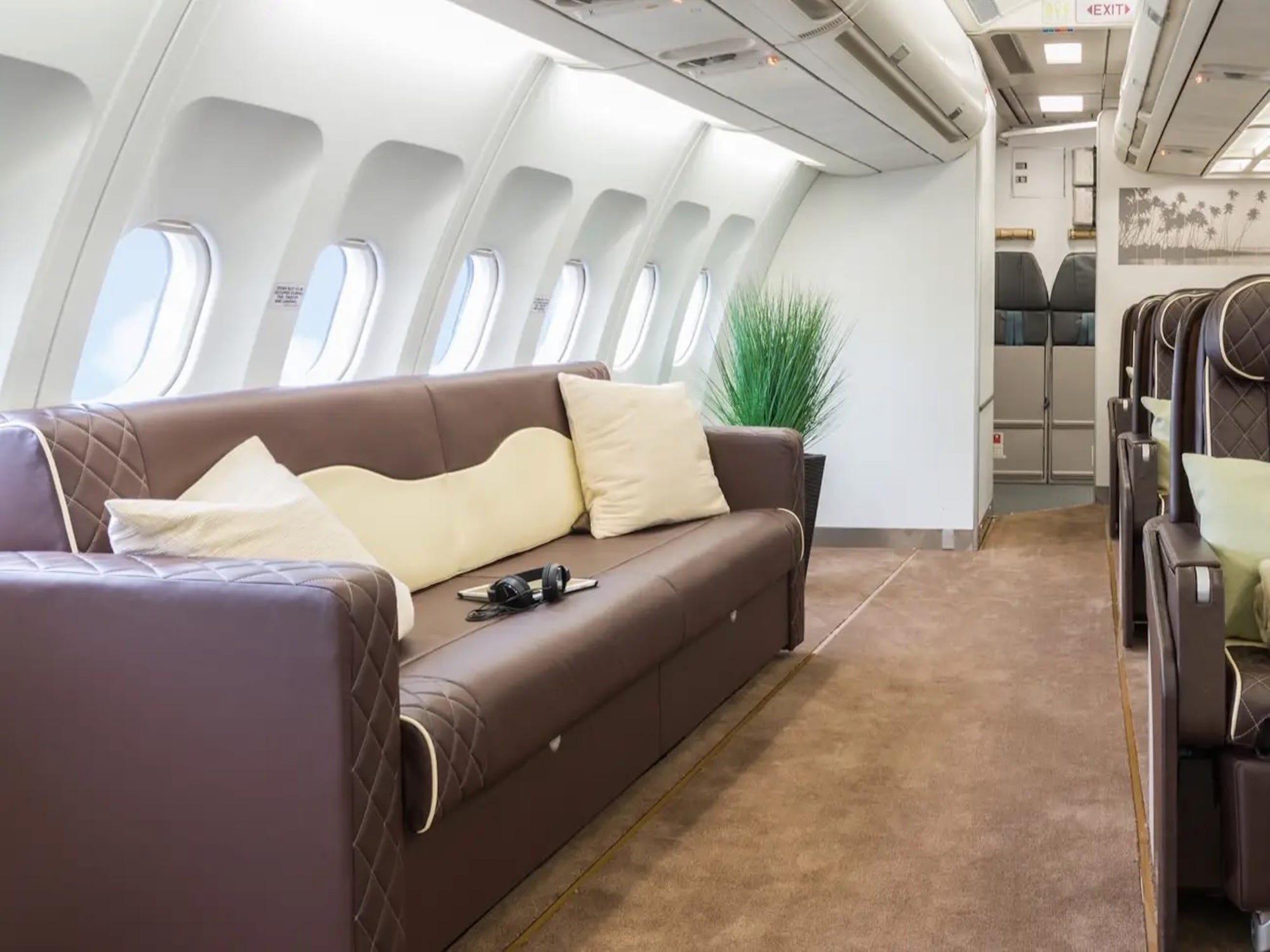 A340-Couch von AirX Charters im Loungebereich.