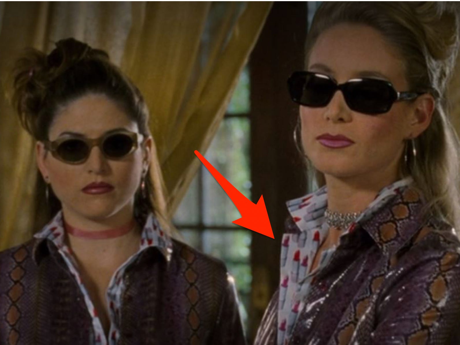 Gretchen und Helga mit Sonnenbrille und mit Lippenstift bedruckter Kleidung in „The Princess Diaries“.