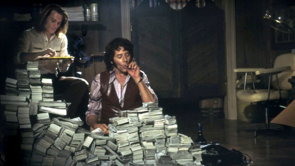 Paul Reubens und Johnny Depp umgeben von Geld