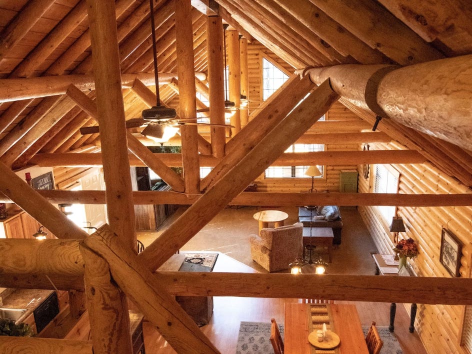 Blick auf die Holzbalken im Airbnb-Haupthaus von Wendi Courtney