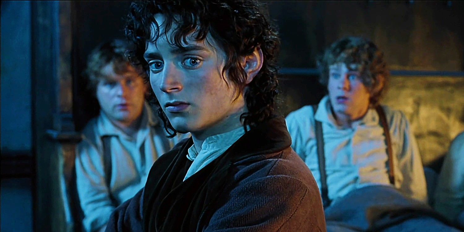 Frodo mit Sam und Merry im Hintergrund in Der Herr der Ringe – Die Gefährten