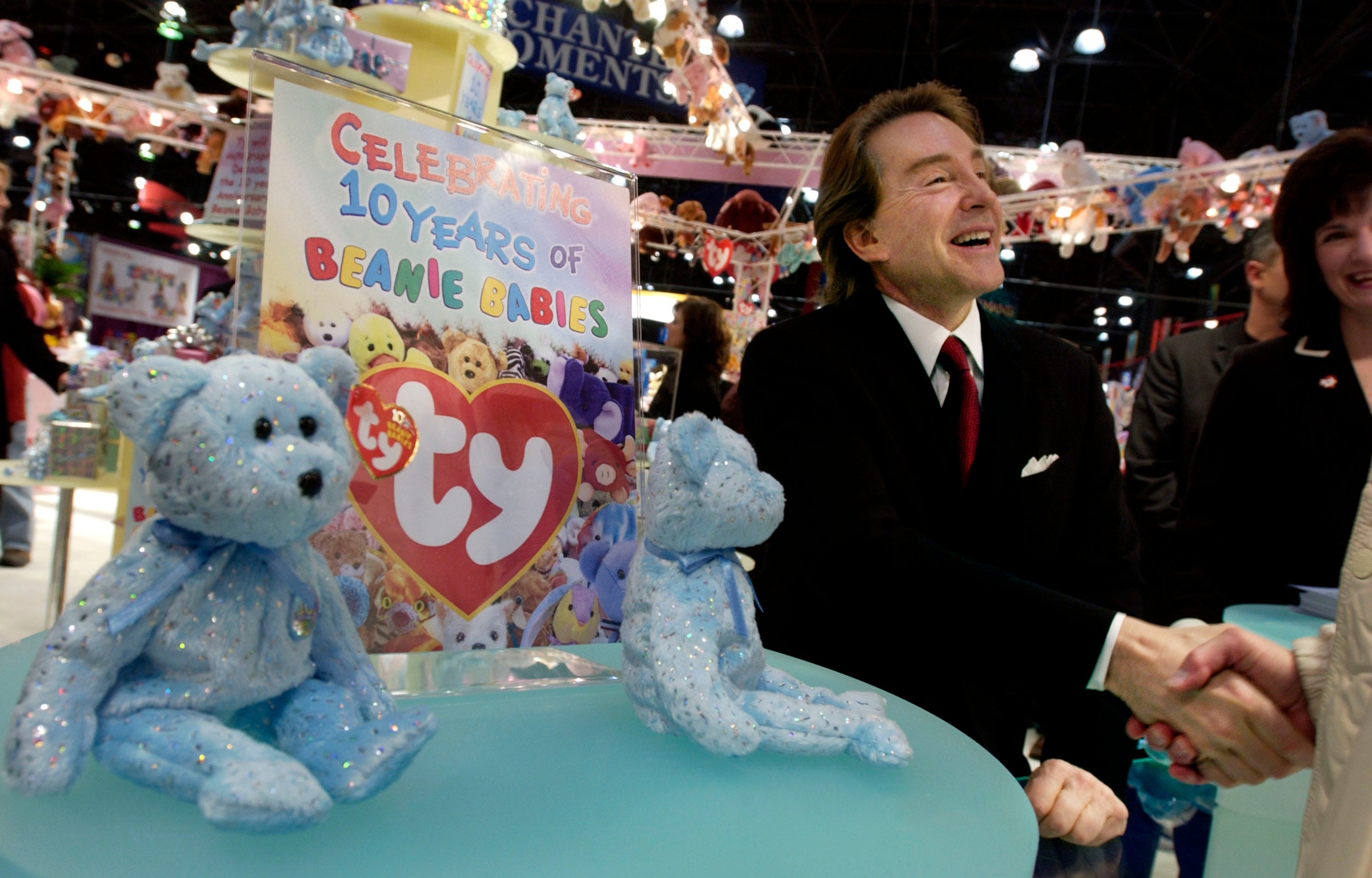 Ty Warner, Schöpfer von Beanie Babies-Spielzeugen, schüttelt in einem seltenen Auftritt die Hände, um das 10-jährige Jubiläum der Beanie Babies-Spielzeuglinie auf der American International Toy Fair am 16. Februar 2003 im Jacob K. Javits Convention Center in New York City zu feiern.