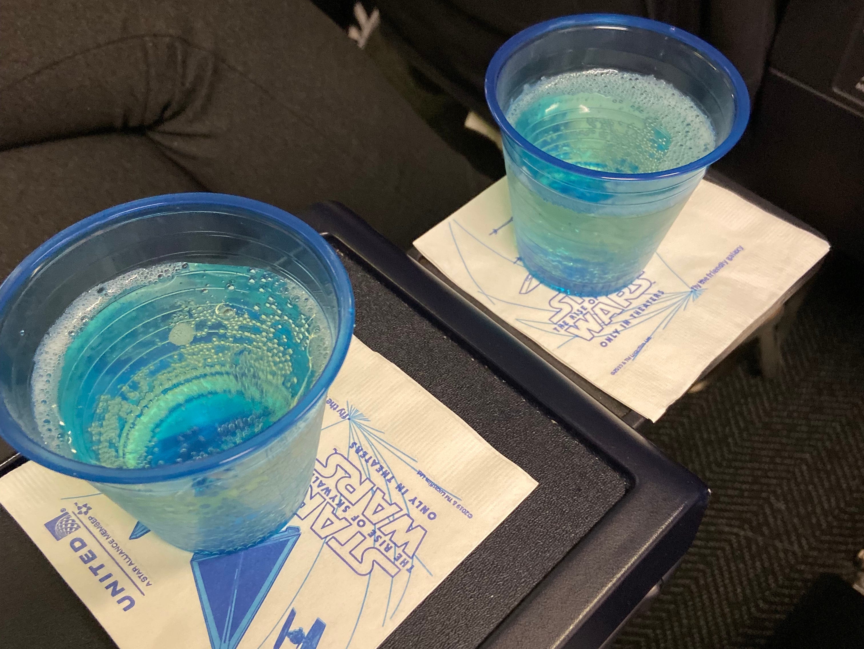 zwei Drinks im Flugzeug