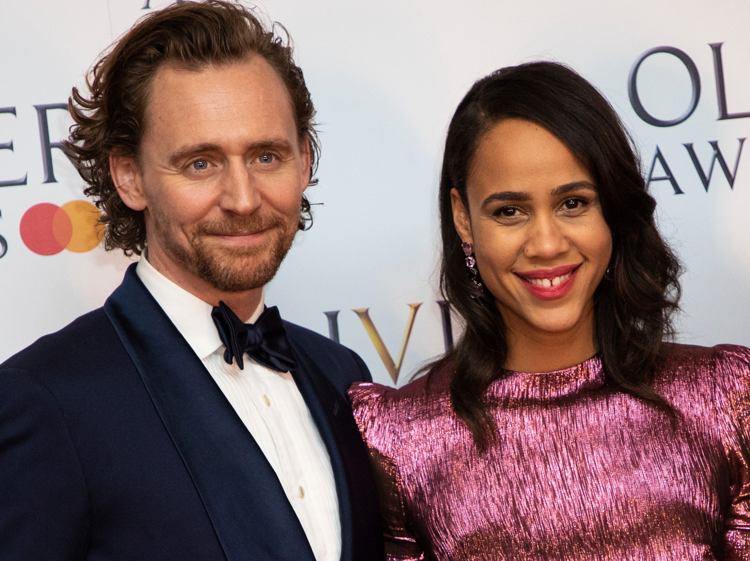 Tom Hiddleston und Zawe Ashton posieren für Fotografen hinter der Bühne bei den Olivier Awards in London, Sonntag, 7. April 2019.