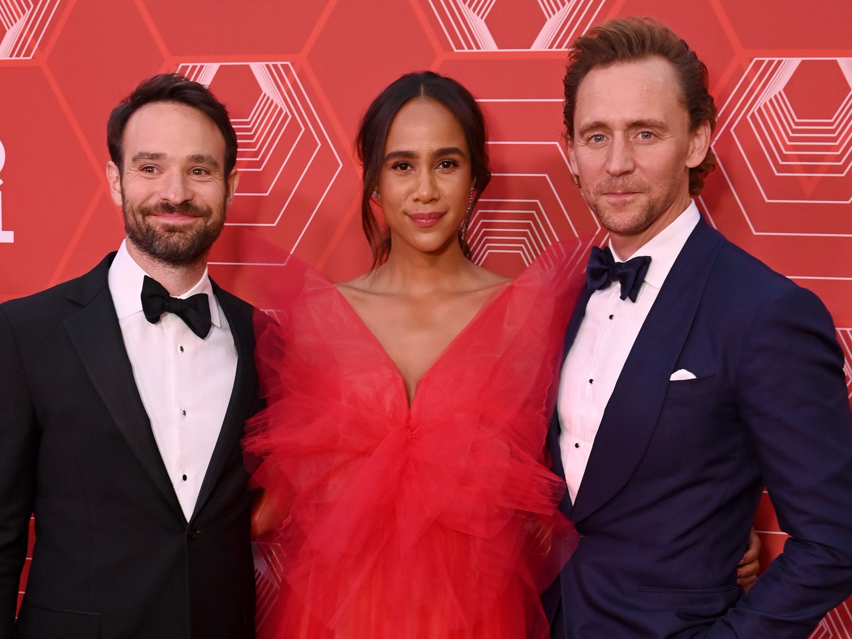 (LR) Charlie Cox, Zawe Ashton und Tom Hiddleston nehmen am 26. September 2021 an den 74. jährlichen Tony Awards im Winter Garden Theatre in New York City teil.