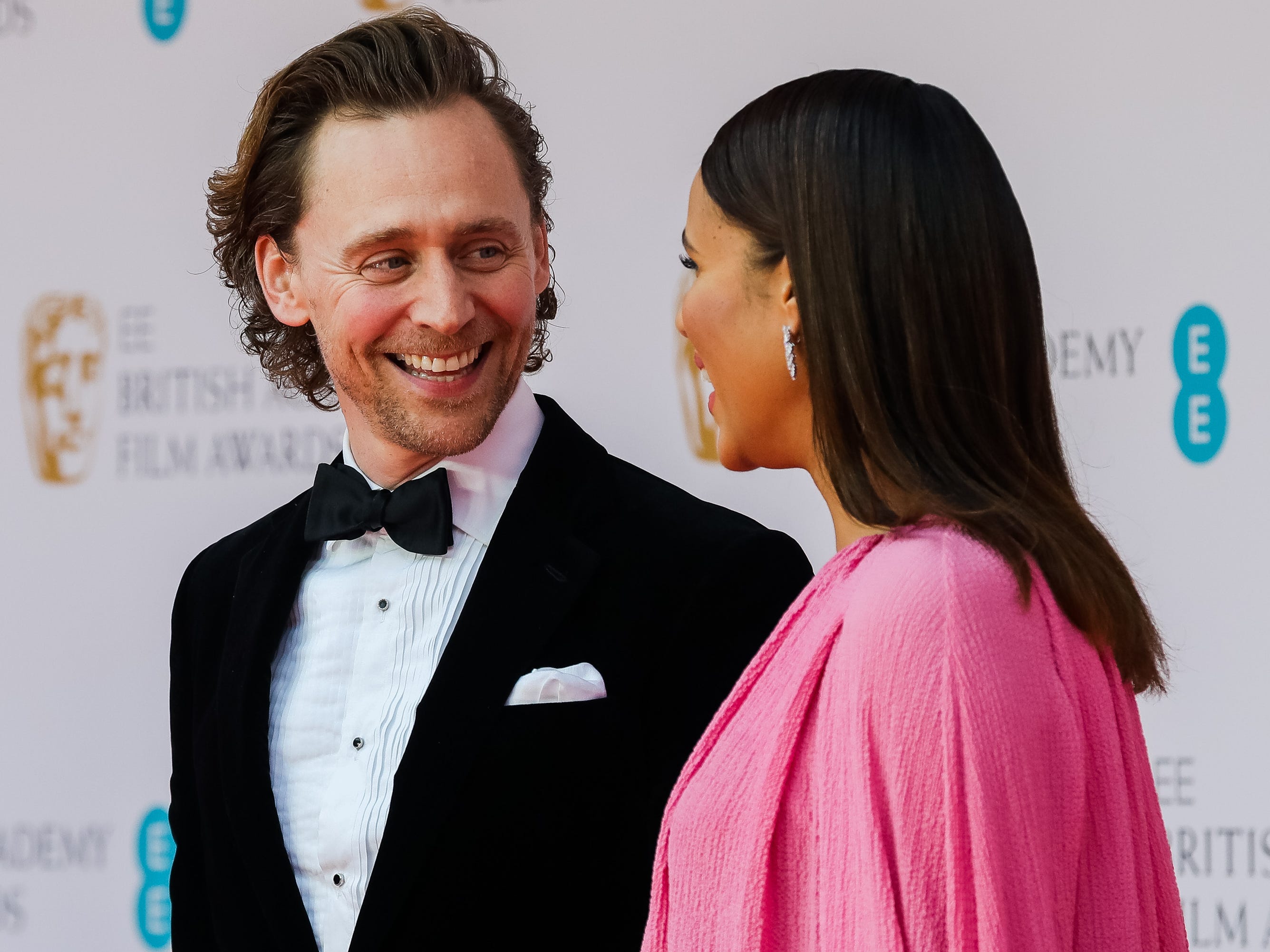Tom Hiddleston und Zawe Ashton nehmen am 13. März 2022 an den EE British Academy Film Awards 2022 in der Royal Albert Hall in London, England, teil.