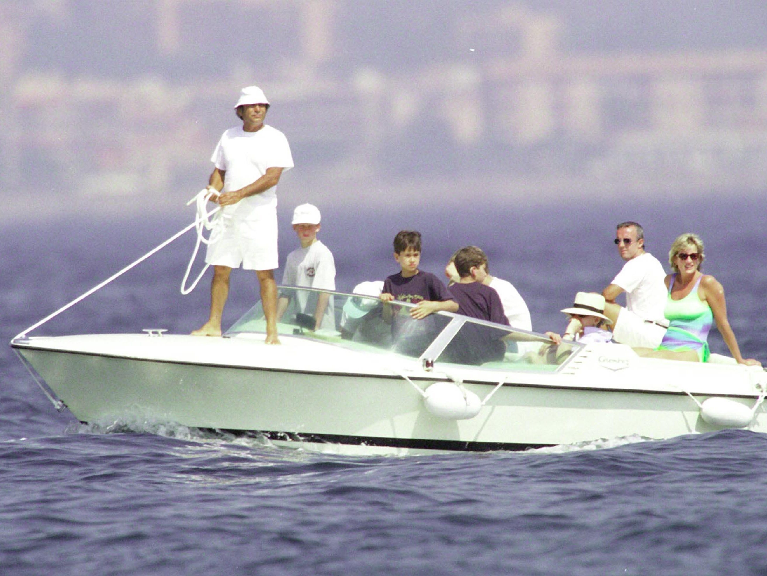 Dodi al Fayed, Prinz Harry und Diana, Prinzessin von Wales, werden im Sommer 1997 in St. Tropez gesehen, kurz bevor Diana und ihr Freund Dodi am 31. August 1997 bei einem Autounfall in Paris ums Leben kamen.