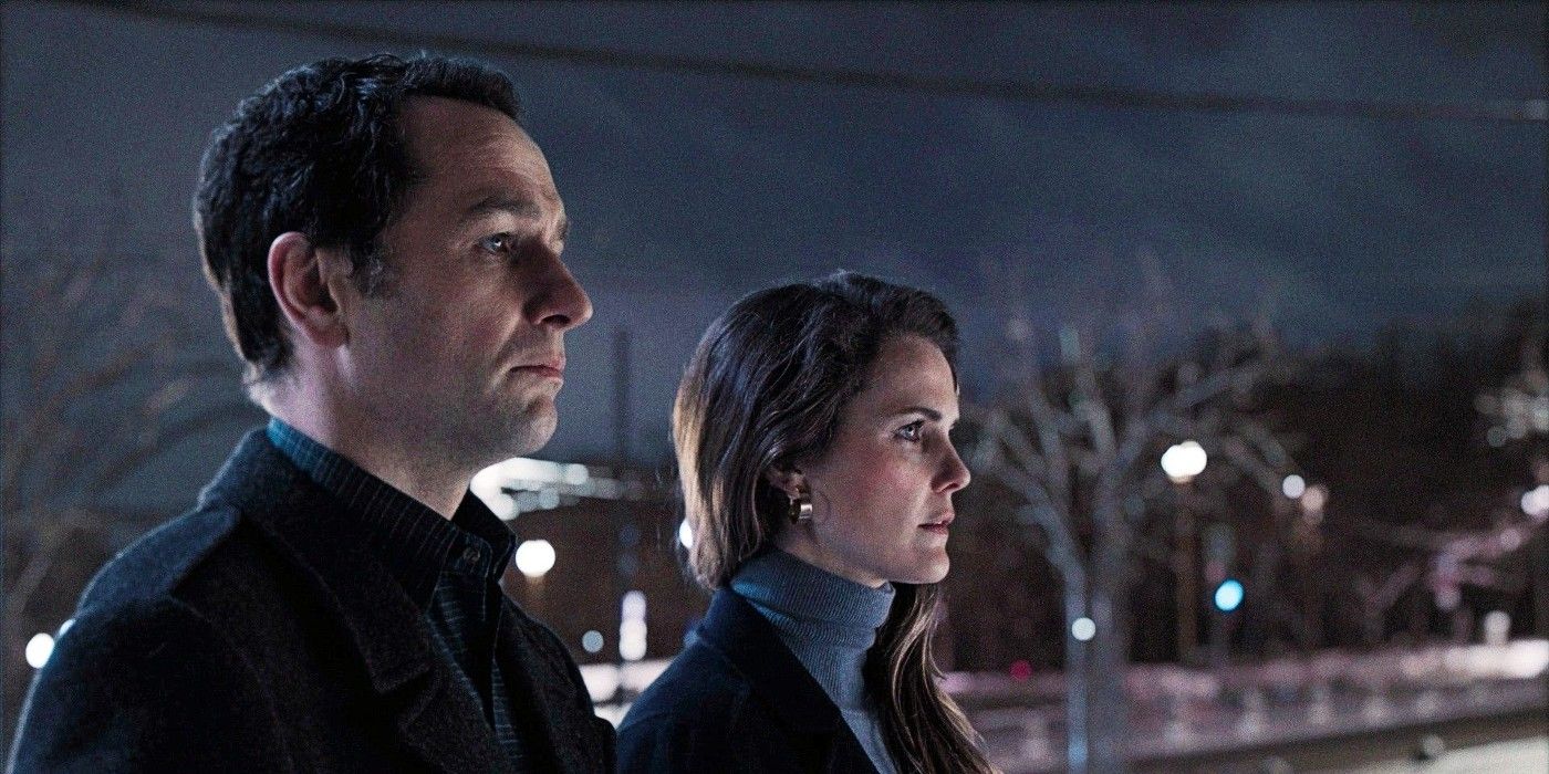 Eine Szene aus „The Americans“, in der Philip und Elizabeth draußen stehen.