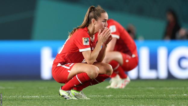 Die Schweizer Spielerinnen reagieren nach dem Schlusspfiff auf die Niederlage gegen Spanien bei der FIFA Frauen-Weltmeisterschaft