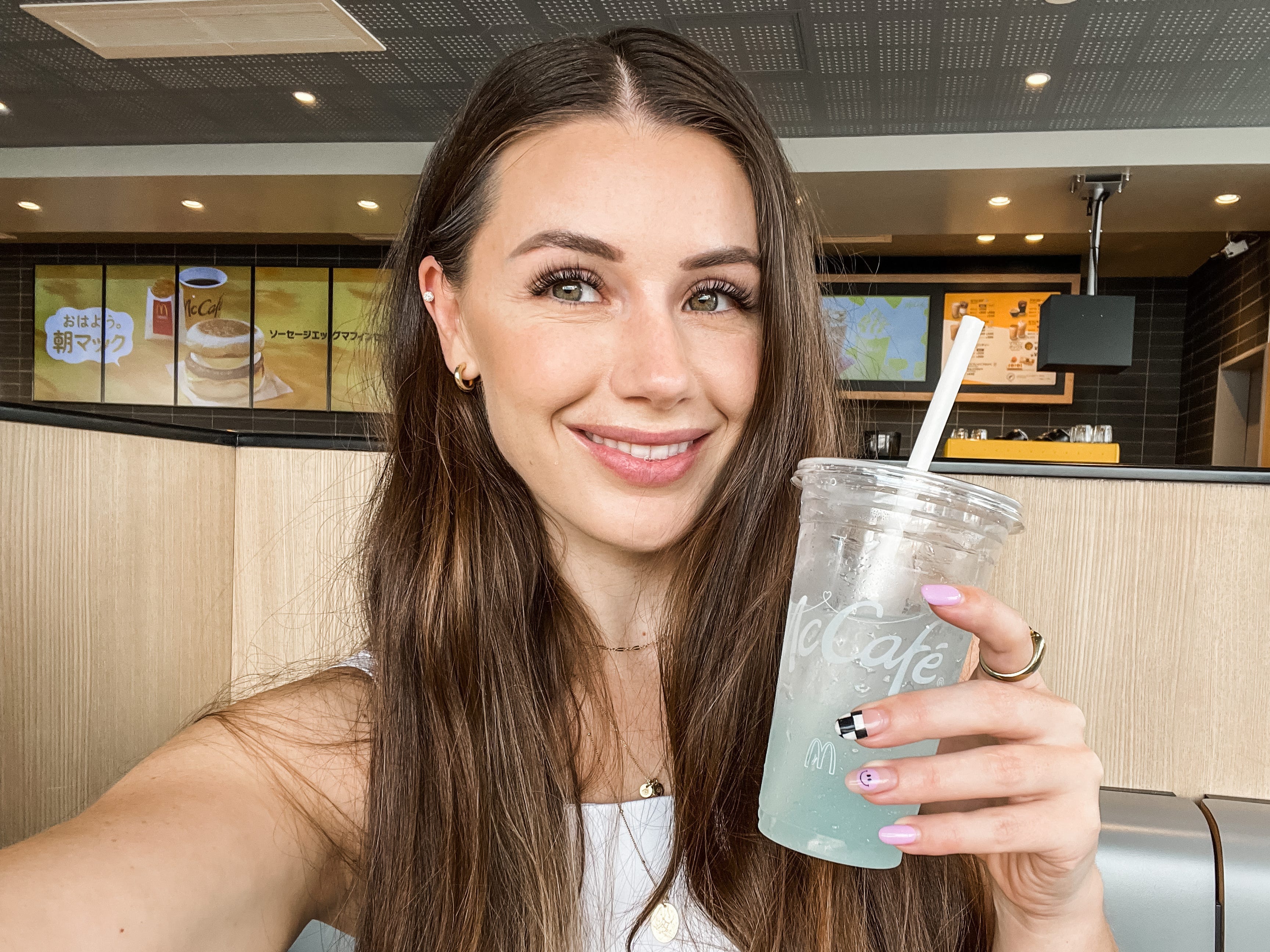 Japan McDonalds Nickelle Selfie mit blauem Joghurtgetränk