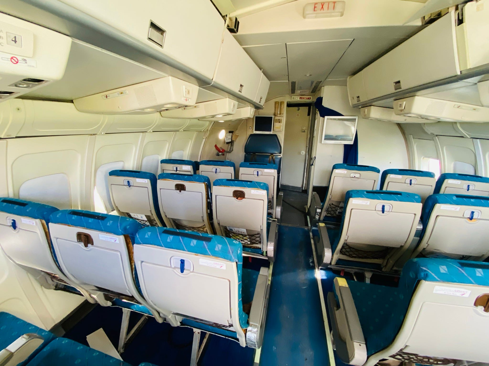 Bild von Sitzen im Flugzeug vor dem Umbau.