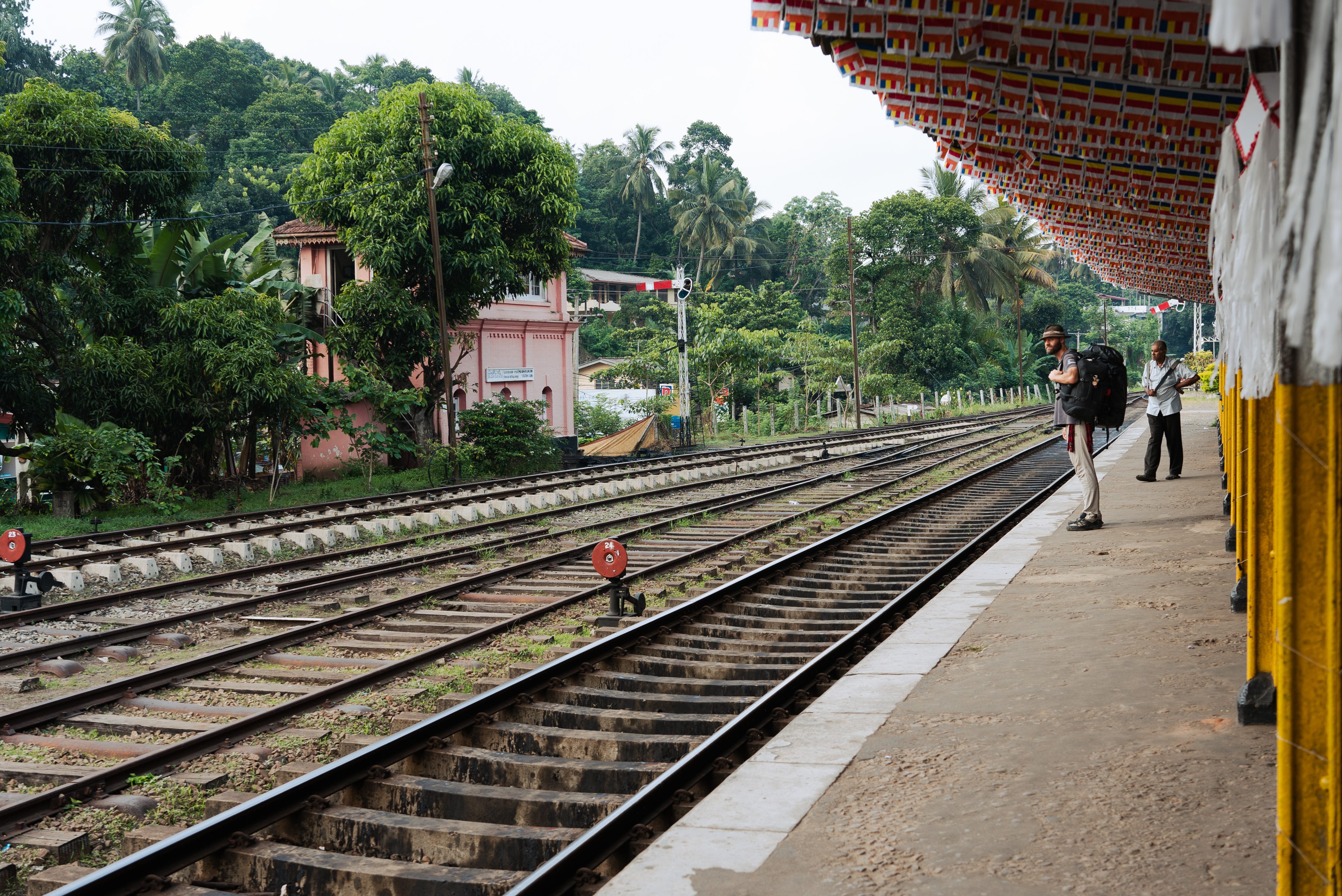 Thor Pedersen steht auf dem Bahnsteig in Sri Lanka