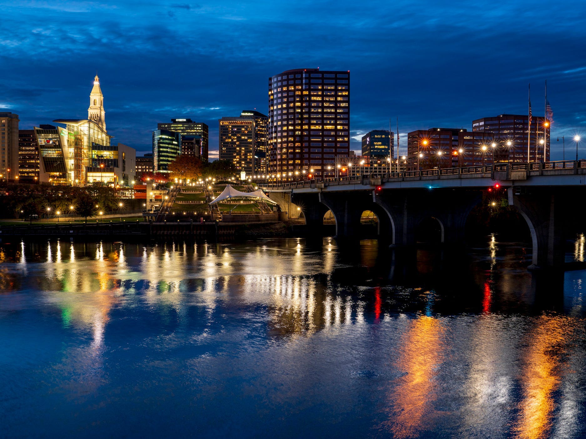 Blick auf die Skyline von Hartford am Connecticut River mit eingeschalteten Lichtern, Connecticut.
