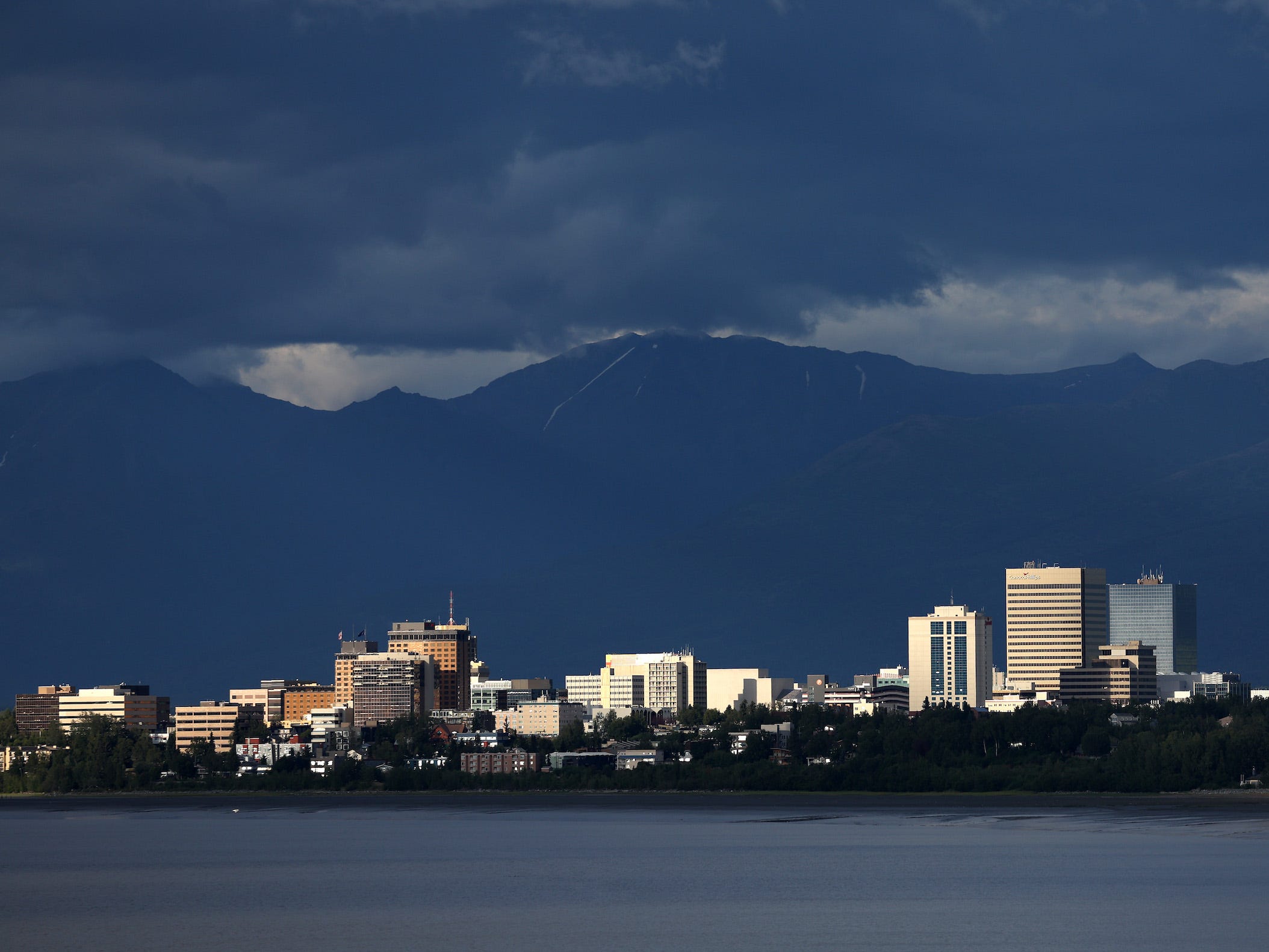 Ein Blick auf die Skyline der Innenstadt mit Bergen im Hintergrund am 10. Juli 2022 in Anchorage, Alaska.