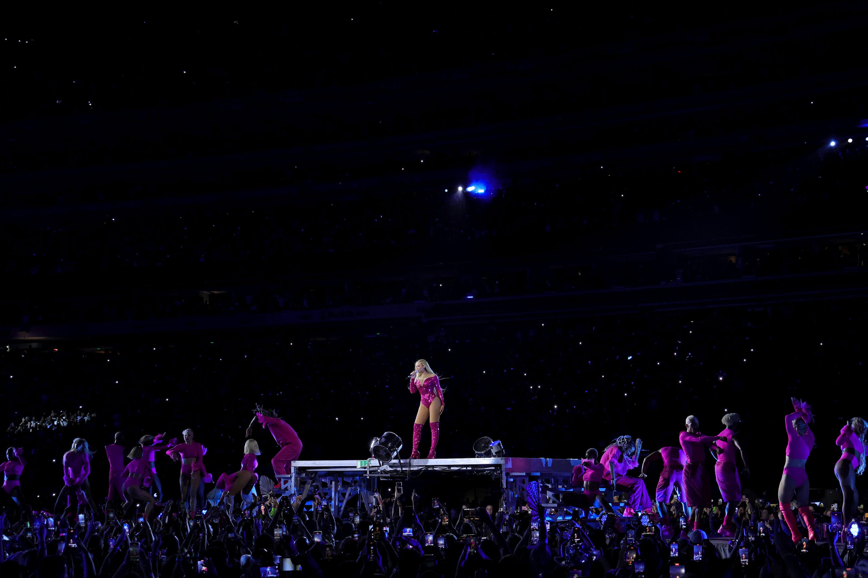 Die Club-Renaissance-Ansicht von Beyoncé auf Setzstufen auf ihrer runden Bühne.