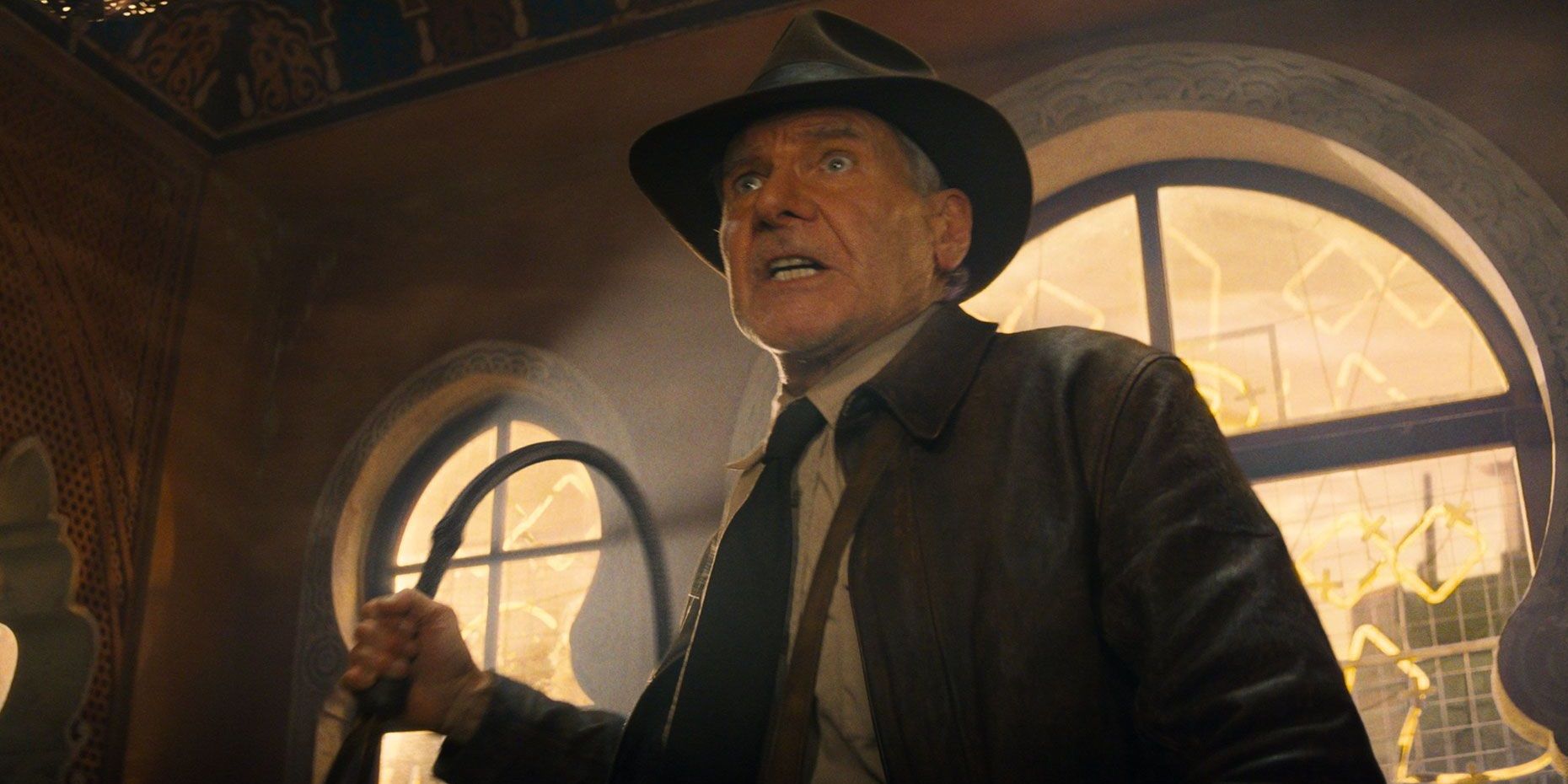 Indy mit einer Peitsche in Indiana Jones und der Dial of Destiny