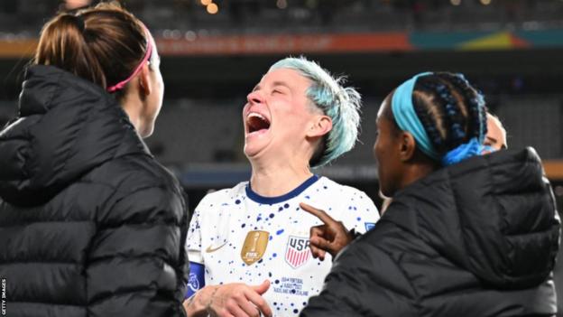 Megan Rapinoe (Mitte) reagiert mit ihren Teamkolleginnen nach dem 0:0-Unentschieden der USA gegen Portugal bei der FIFA Frauen-Weltmeisterschaft